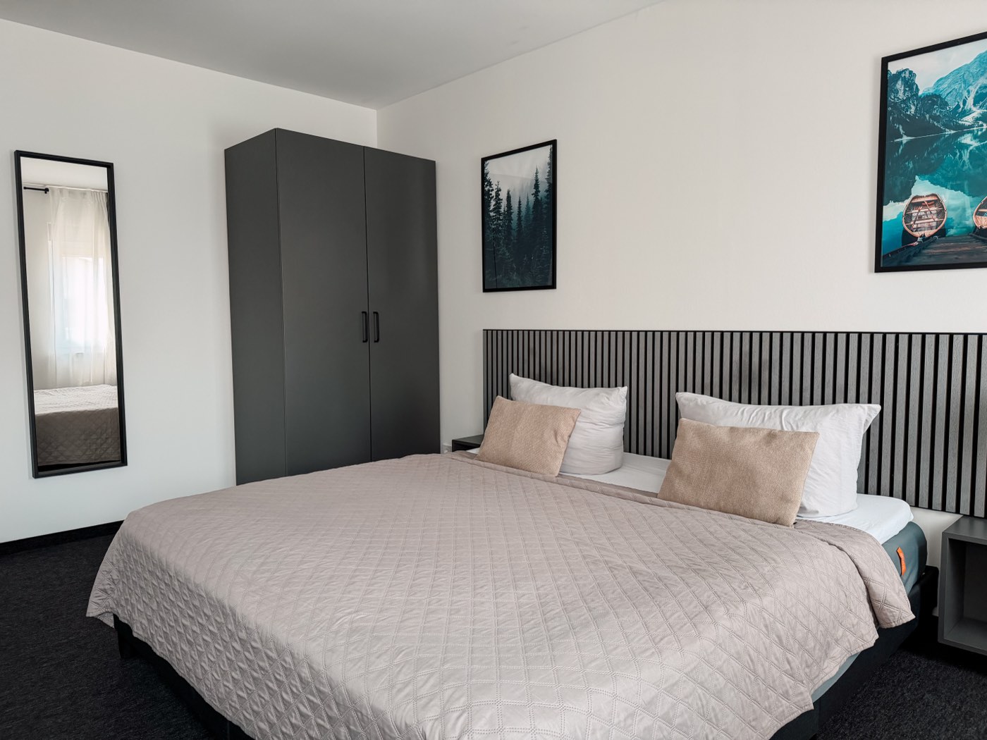 Doppelzimmer mit Kingsize-Bett, Schreibtisch und Flachbild-TV
